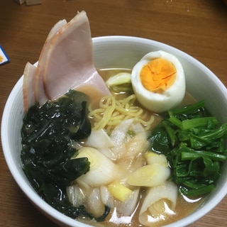 トッピングたっぷり、彩り味噌ラーメン